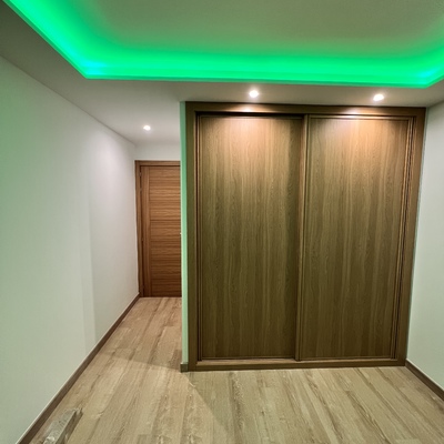 Techo led, armarios , puerta