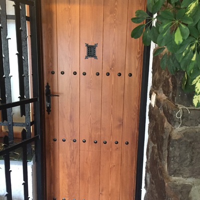 PUERTA EXTERIOR DE MADERA ENTABLADA