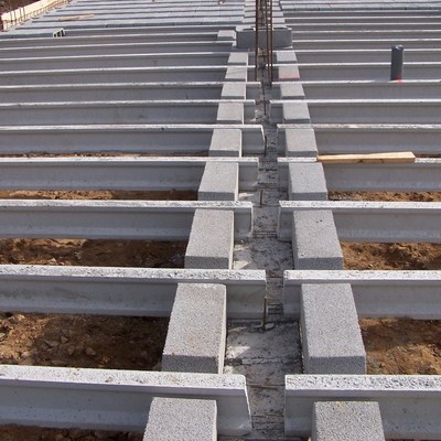 Estructura de hormigón sobre muretes en construcción de viviendas.