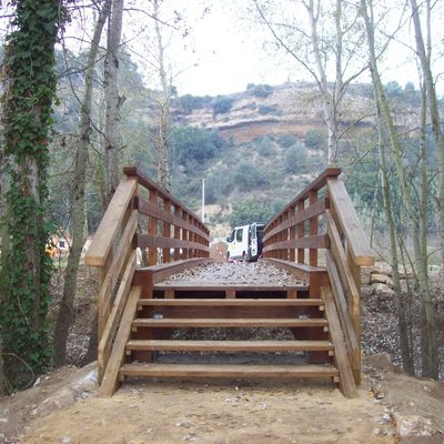 Paredes de Piedra seca en la zona de Picnic en Mora de Ebro
