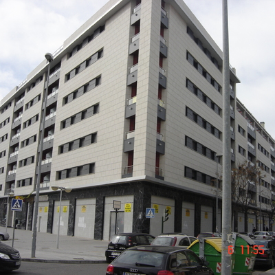 INSTALACIÓN ELÉCTRICA DE EDIFICIO DE 105 VIVIENDAS, LOCLES Y GARAJES