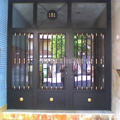 Puerta de entrada en comunidad de vecinos