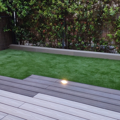 TERRAZA CON ZONA DE TARIMA TECNOLOGICA Y CESPED ARTIFICIAL
