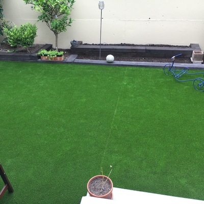 Reforma de jardín con instalación de césped artificial