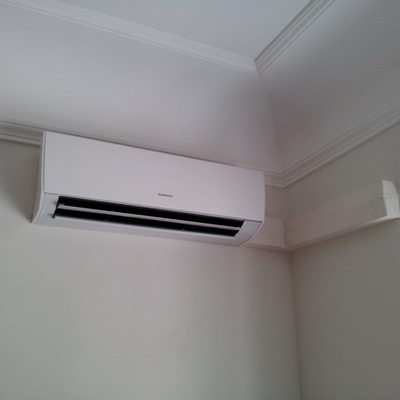 Instalación de split interior en dormitorio