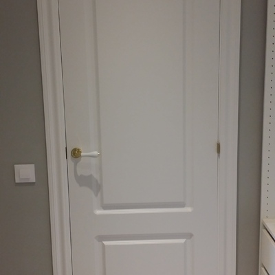 PUERTA LACADA BLANCA- MANETA PORCELANA