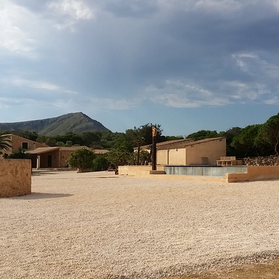 Piscina y alrededores