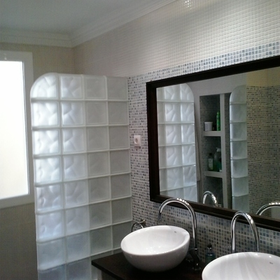 Detalle de mampara de ducha con ladrillos de PAVÉS