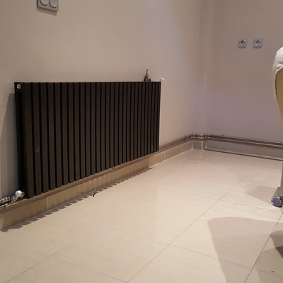 instalación de radiadores con tubería vista