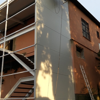Levantado de anexo edificio con estructura metálica