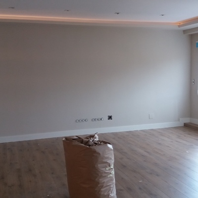 Salón con techo a doble altura