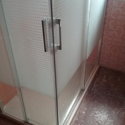 MAMPARA DE CRISTAL CON VIDRIO DECORADO