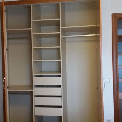 INTERIOR DE ARMARIO
