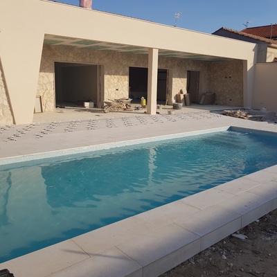 Vivienda cubica forrada de piedra y frentes en monocapa
