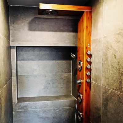 Baño de Madera y piedra
