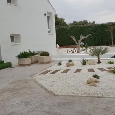 Decorado de exteriores de vivienda con piedra blanca