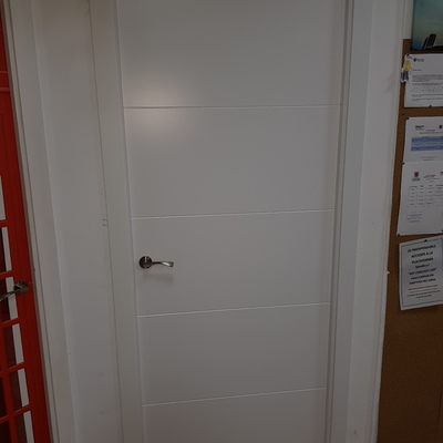 sustitución puerta baño lacada blanco