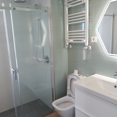 Baño con grifería ducha empotrada