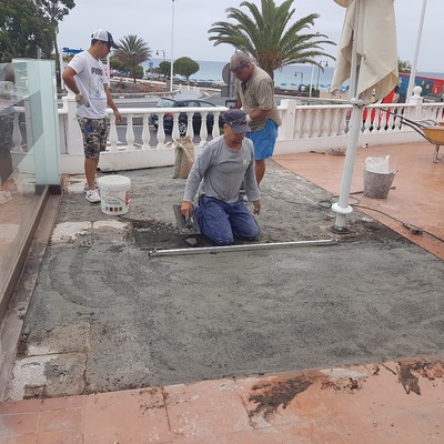 Reparando piso.