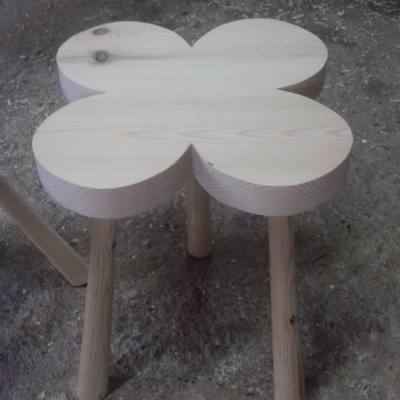 Banqueta en madera de pino norte sin barnizar .