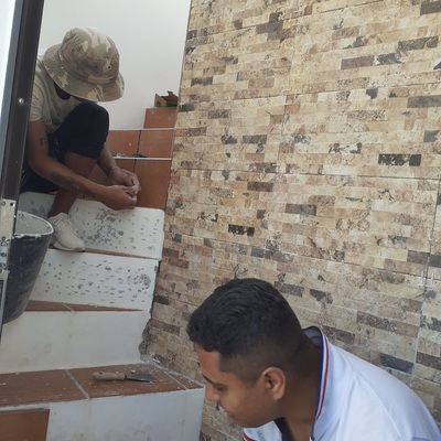 Poniéndole plaqueta. A la escalera