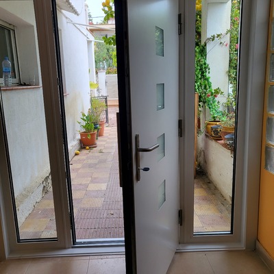 Puerta de aluminio con fijos laterales