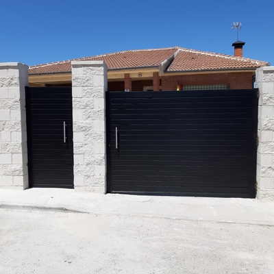 Puertas de cerrajeria y Muro.