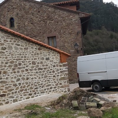Fachada de piedra en Riocorvo