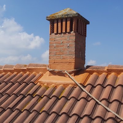 Pintado de chimenea y mantenimiento de tejado