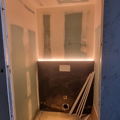 Baño con led empotrado