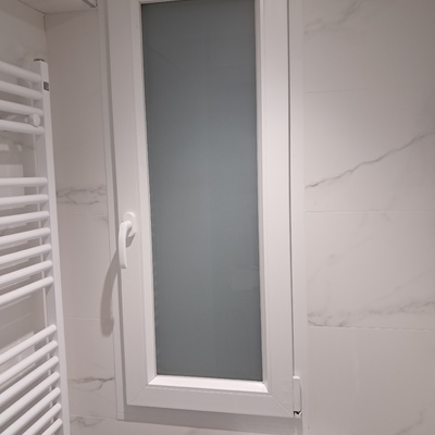 Ventana PVC oscilobatiente y vidrio mate en Salamanca
