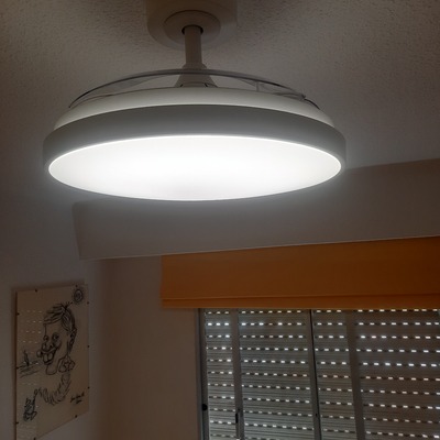 Instalación de ventilador de techo con luz LED y aspas retráctiles