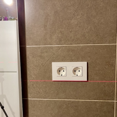 Instalación de dos tomas de corriente donde solo había una.
