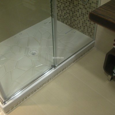 Baño Zen con porcelánico gran formato , piedras y cristales mallados