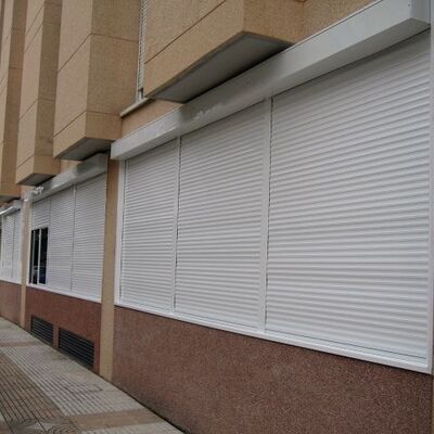 Instalación de persianas de aluminio en fachada
