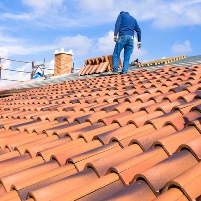 Instalación y renovación de cubierta con teja cerámica en obra residencial