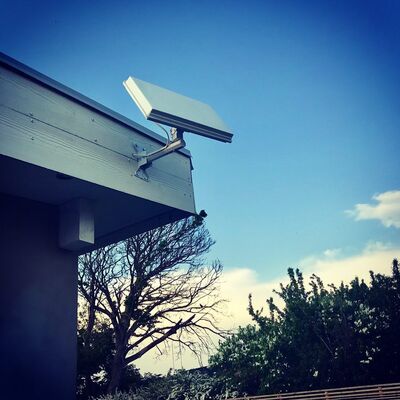 Antena parabólica plana