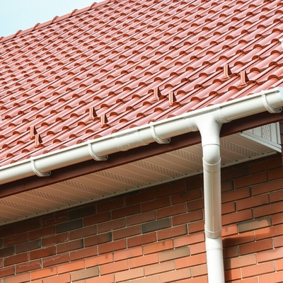 Instalación de sistema de canaletas pluviales en cubierta residencial