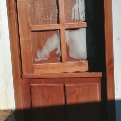 Suministro y colocación de puerta
