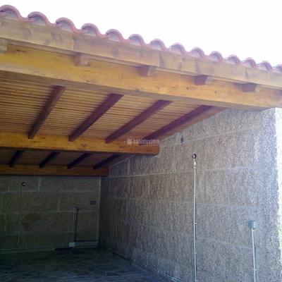 Construcción de garaje y barbacoa con estructura de madera y panel sandwich de madera.