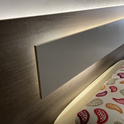 Iluminación led en el cabecero de una cama