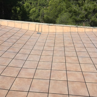 Terraza con junta ancha