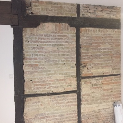 Ladrillo  barnizado en mate y maderas tintadas