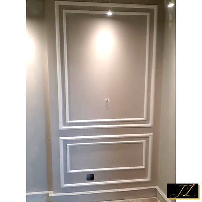 Pared de paldur decorada con moldura