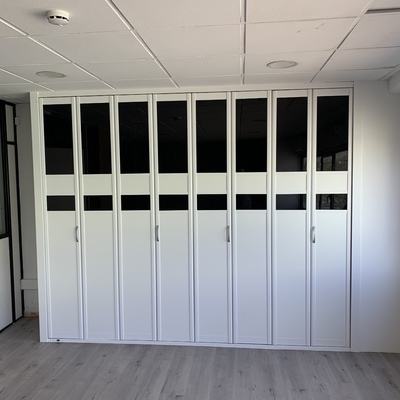 Armario puertas plegables blancas combinado con cristal negro