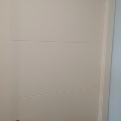 Montaje de puerta de interior lacada blanca