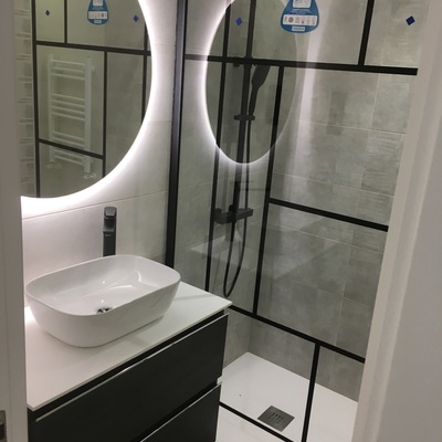 Baño con tonalidades grises
