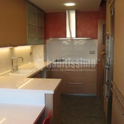 Detalle cocina con mesa adjunta