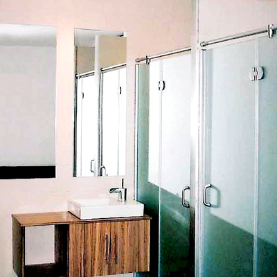 Detalle de baño en reforma integral de piso en Madrid.