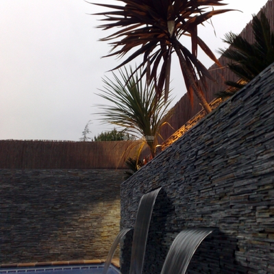 Piscina con cascadas
